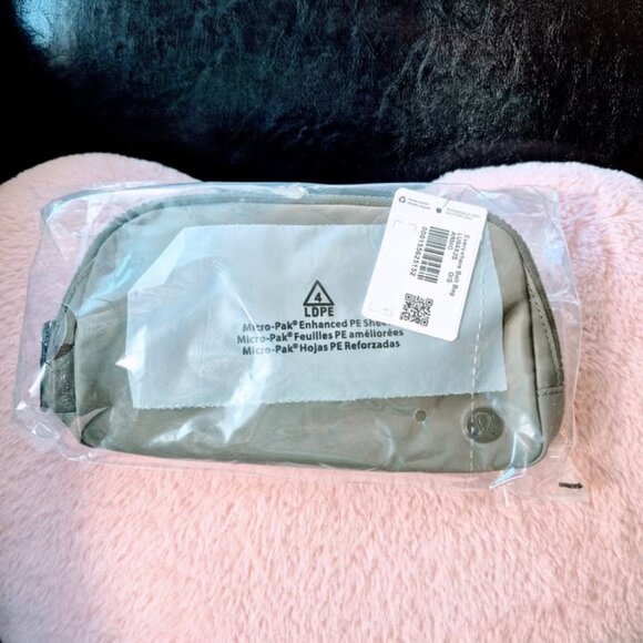 Lululemon Everywhere Belt Bag 1L in Army Green, BNWT - Picture 7 of 7
